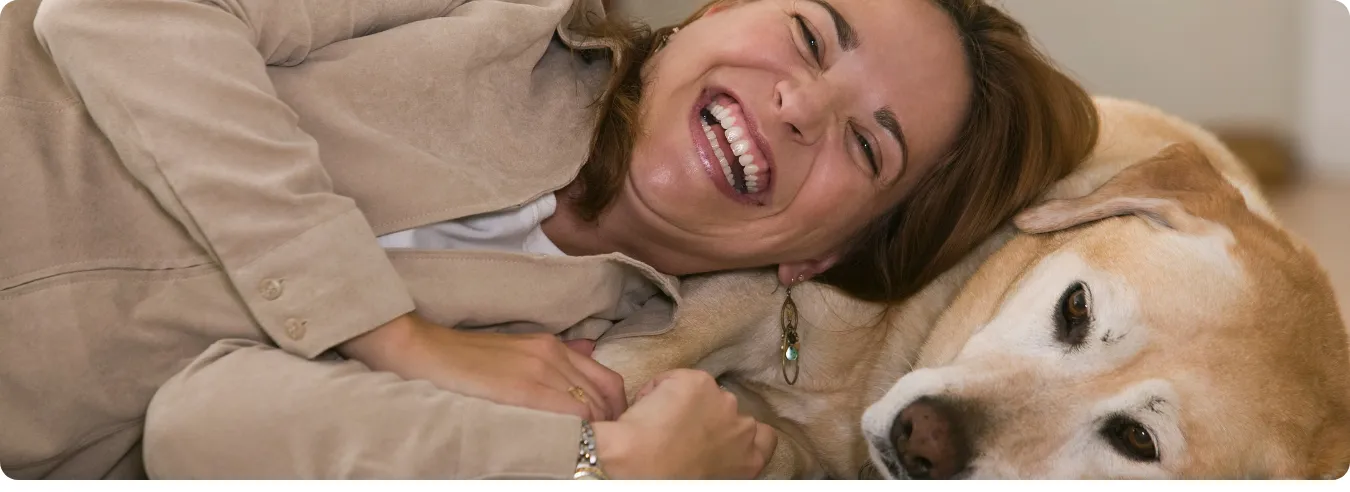 Frau mit ihrem Hund.