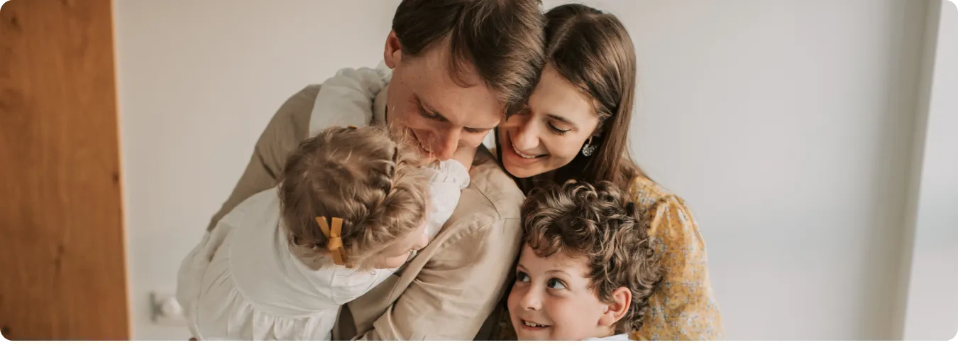 Familie die sich freut. 