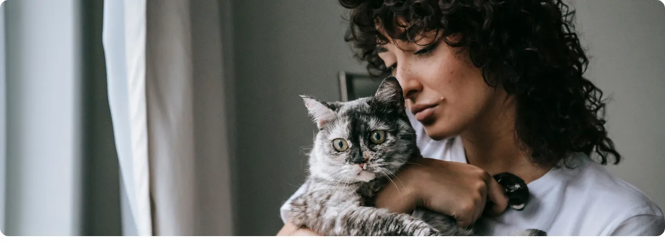 Frau mit ihrer Katze.