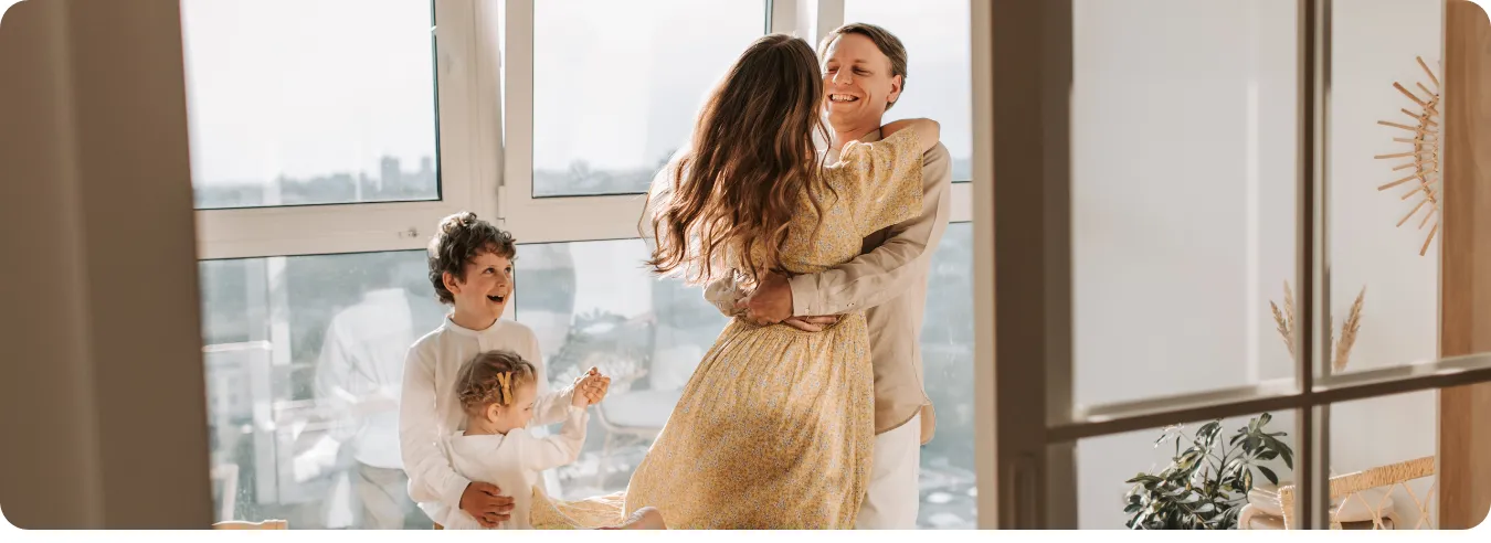 Familie die sich freut