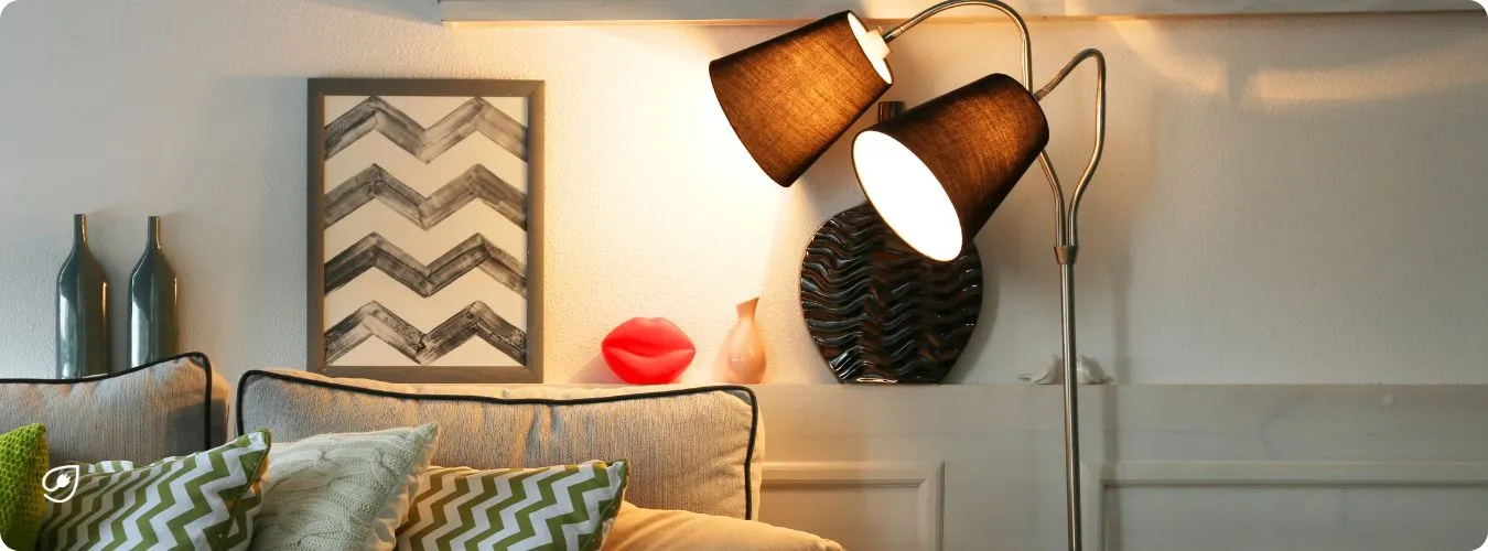 Eine Lampe wird durch elektrische Energie betrieben.