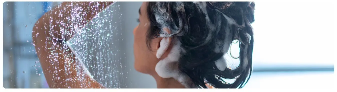 Haare waschen vor dem Schlafen hilft bei Heuschnupfen.