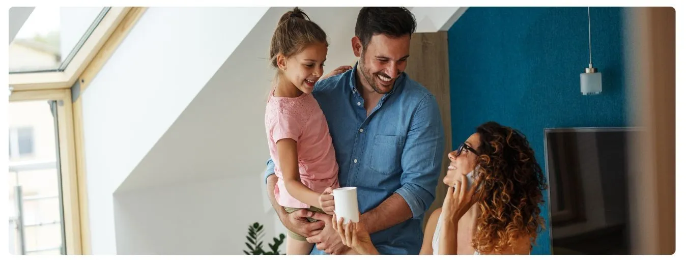 Familie mit Kind, die nach einem passenden Stromtarif sucht. Arbeitspreis und Grundpreis spielen dabei eine wichtige Rolle.