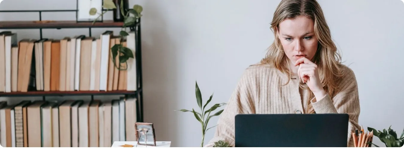 Frau, die am Laptop nach einem Stromanbieter sucht.
