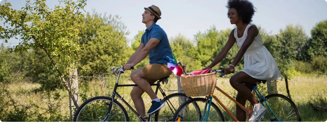 Mann und Frau, die in der Natur Fahrrad fahren.