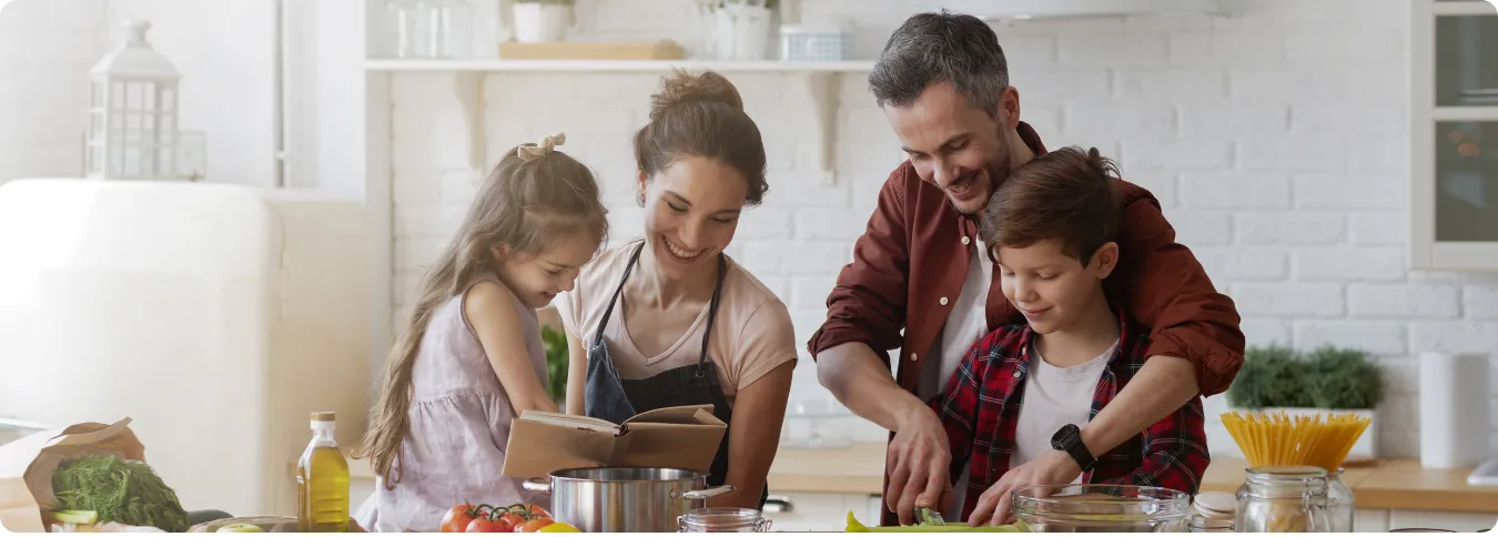 Familie mit Kindern beim vegan kochen