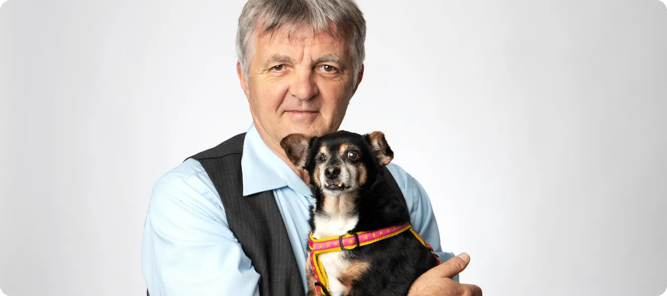 Harald Ullmann mit seinem Hund.