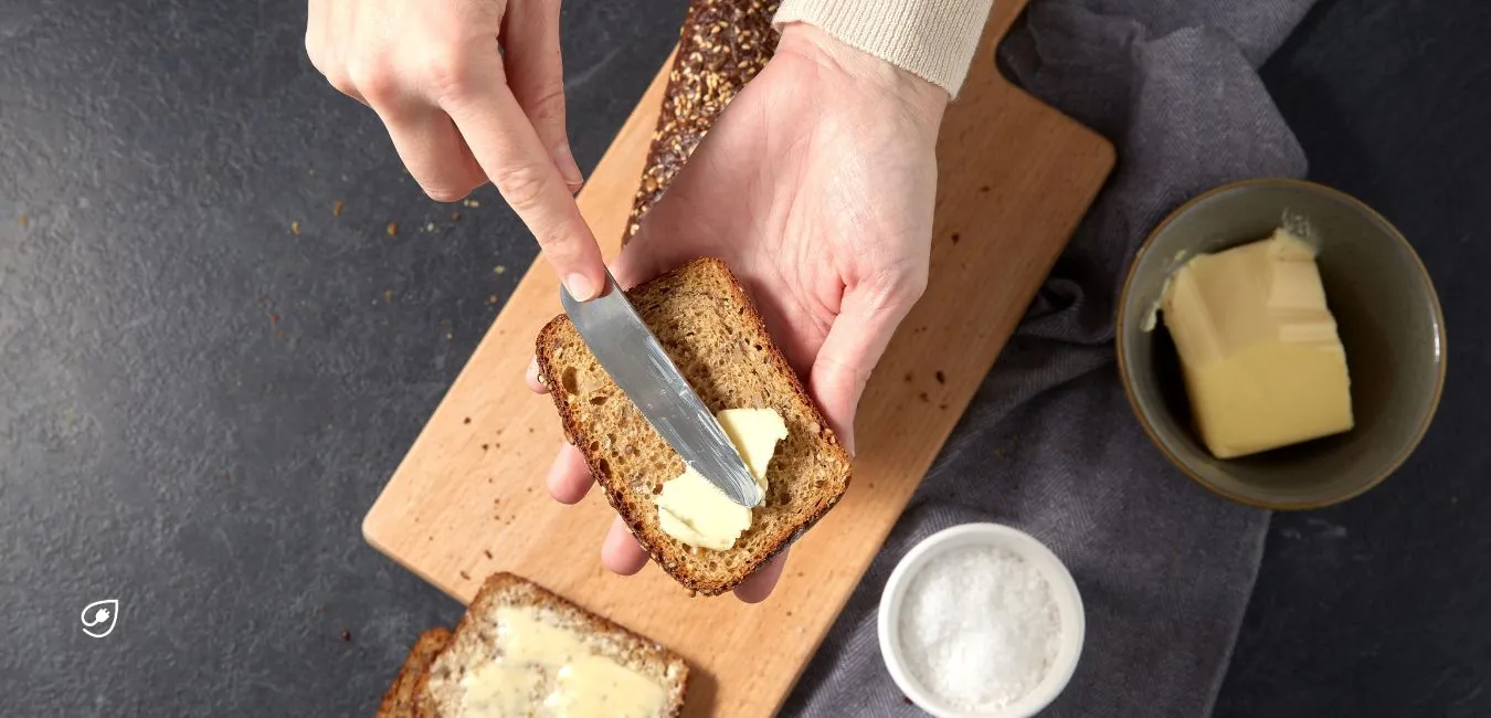 Margarine ist als eine der bekanntesten veganen Alternativen zu Butter zu bezeichnen.