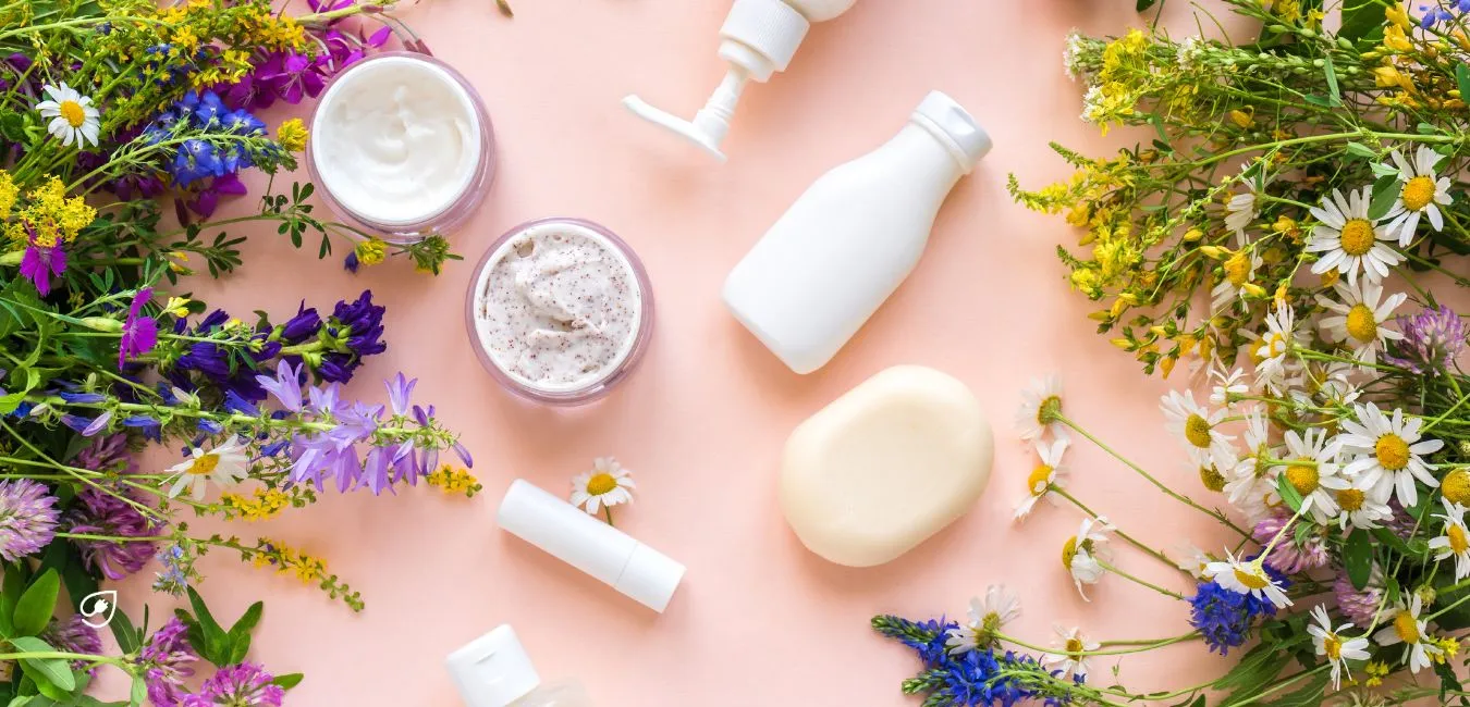 Der Begriff „Naturkosmetik“ bezeichnet Produkte, die überwiegend natürliche und umweltschonende Inhaltsstoffe enthalten.
