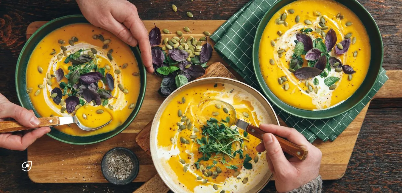 Cremige Kürbissuppe mit Kurkuma als Vorspeise