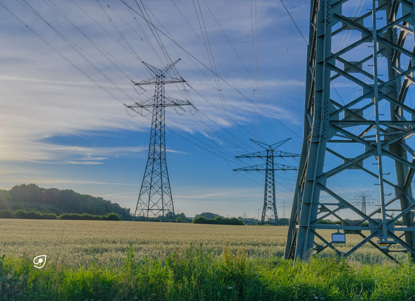 Stromnetz mit einer ländlichen Landschaft. Das Stromnetz bringt den Strom zum Verbraucher.