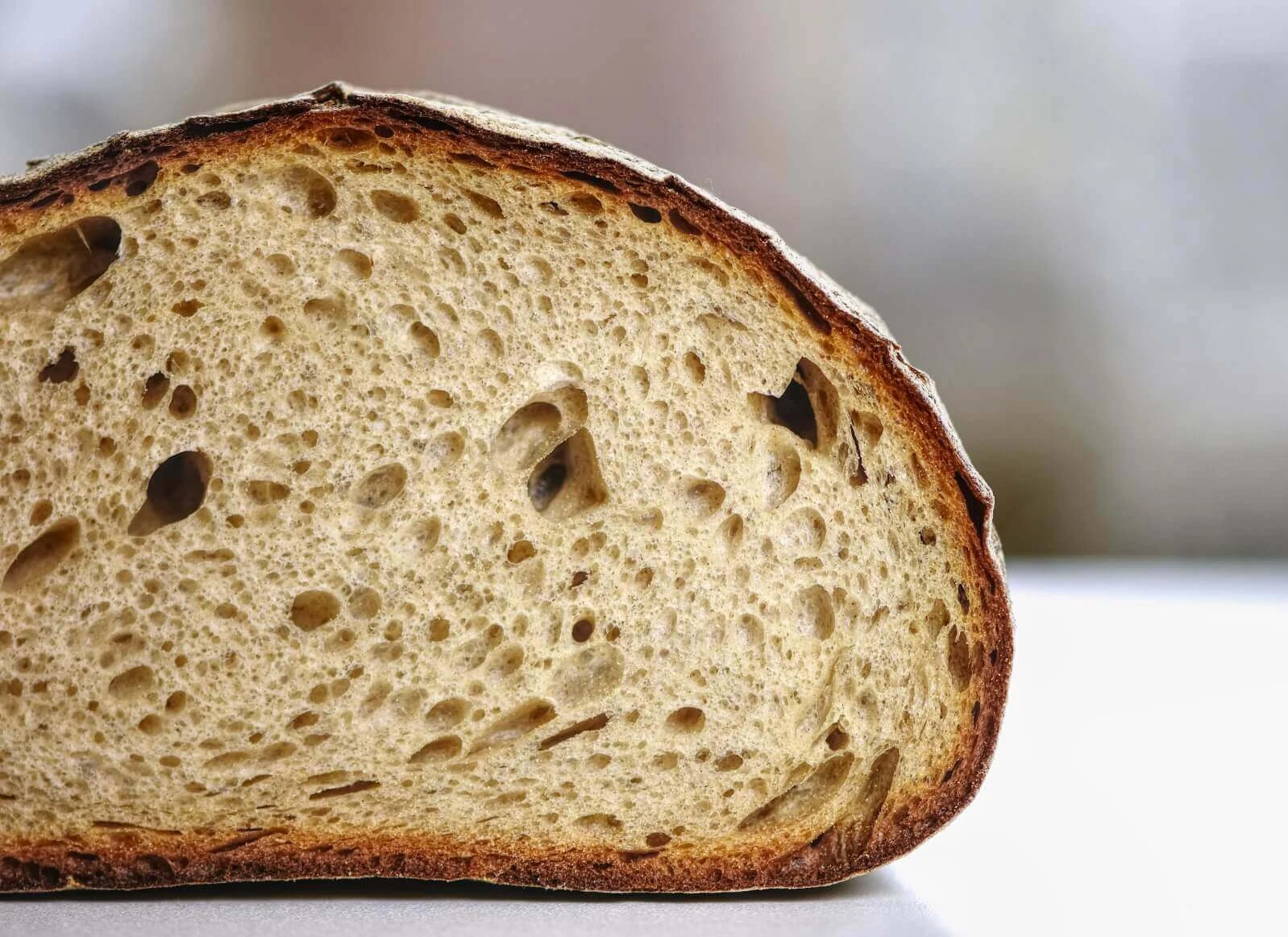 Mache Brotchips aus altem Brot