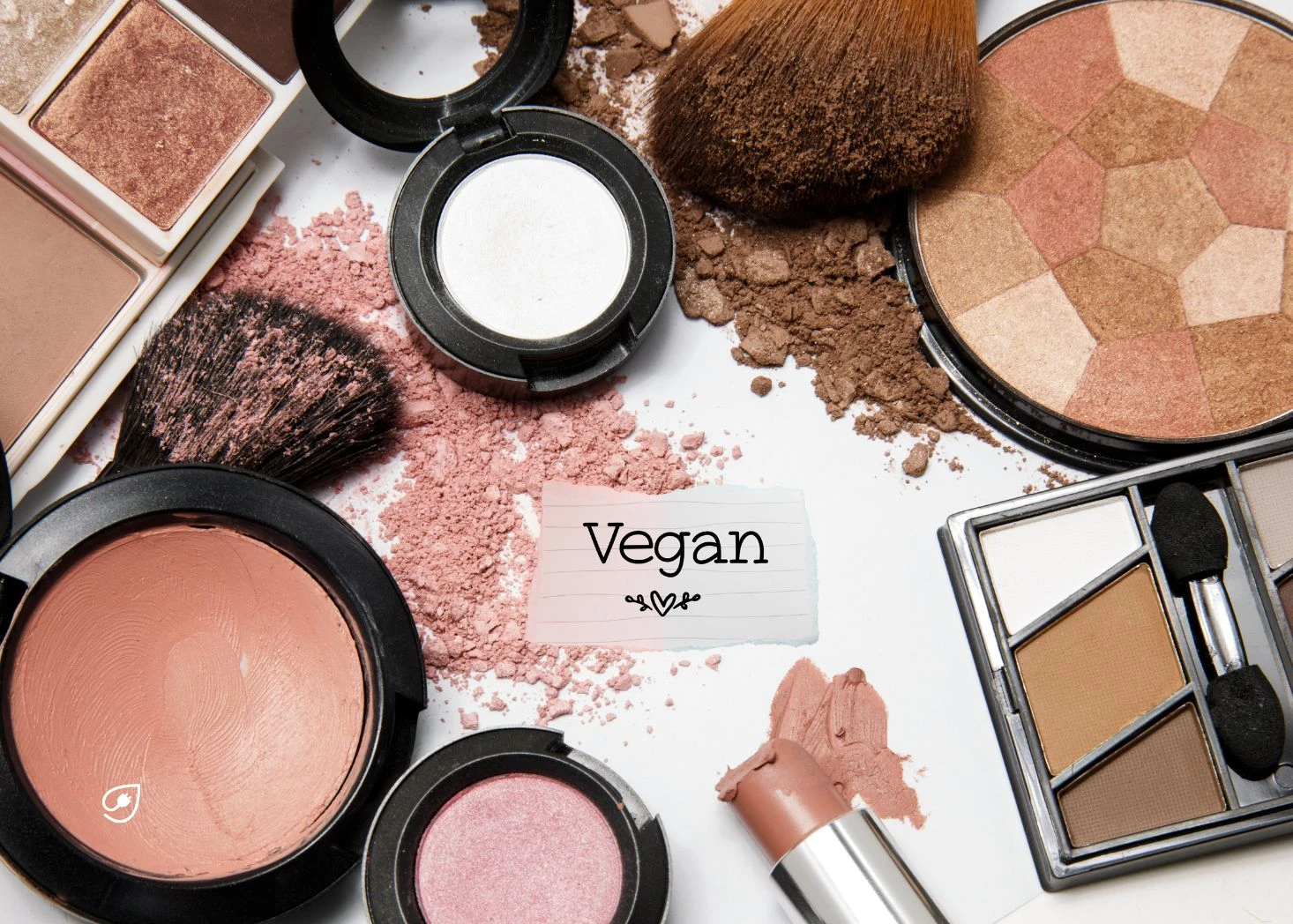 Vegan bedeutet im Bezug auf Kosmetik nicht automatisch, dass in dieser nur natürliche Inhaltsstoffe stecken oder sie frei von Tierversuchen ist. Wir haben für Dich die wichtigsten Infos und Zertifizierungen zusammengetragen